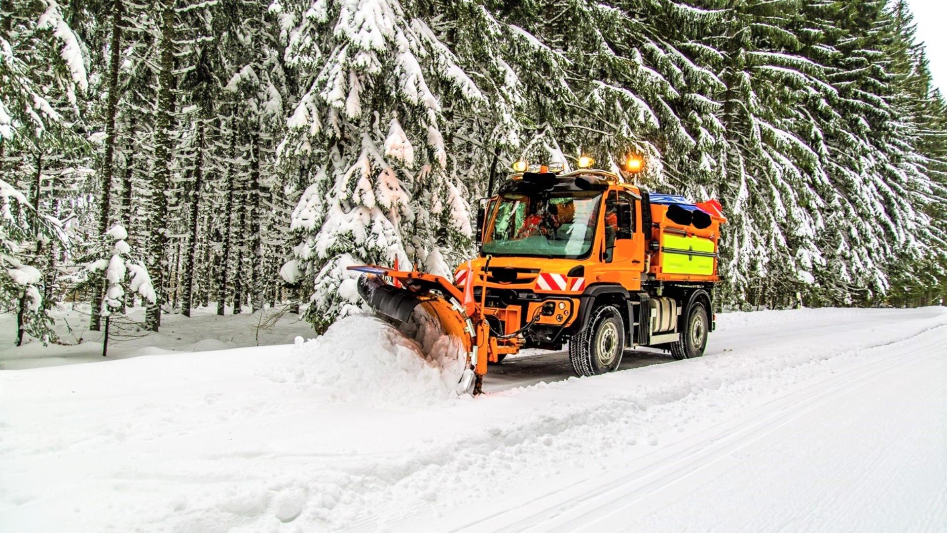 Worauf müssen Betriebe beim Einsatz und der Beschaffung von Schneepflügen achten?