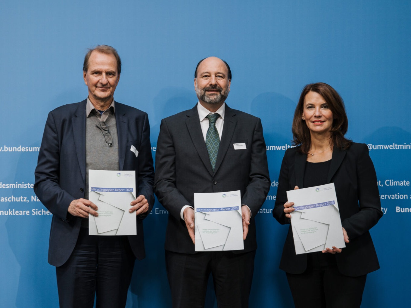 Recyclingpapier-Report 2025 zeigt Erfolge und Potenziale bei nachhaltiger Papierbeschaffung in Deutschland