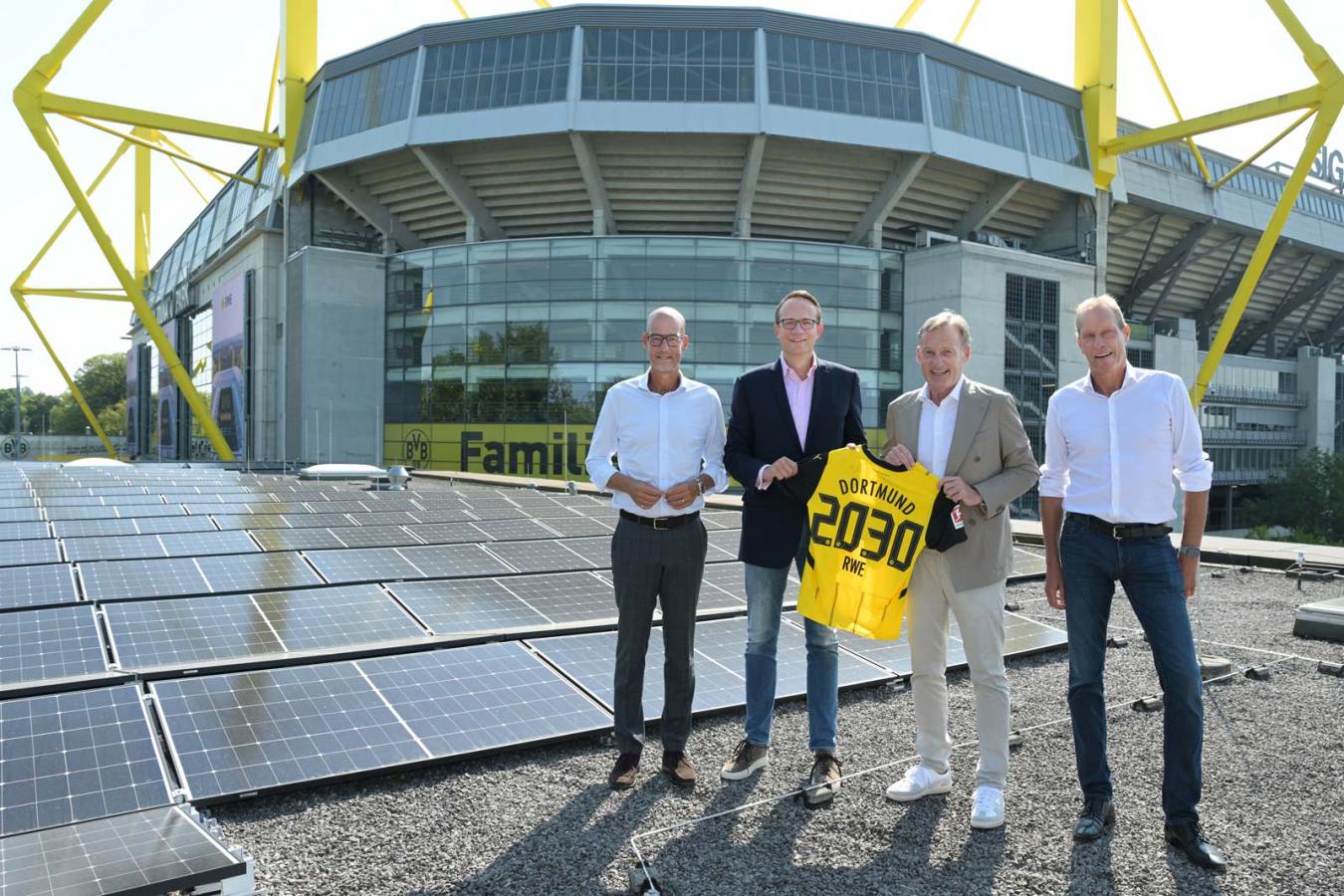 RWE und BVB errichten größte PV-Anlage auf einem Stadiondach in Deutschland