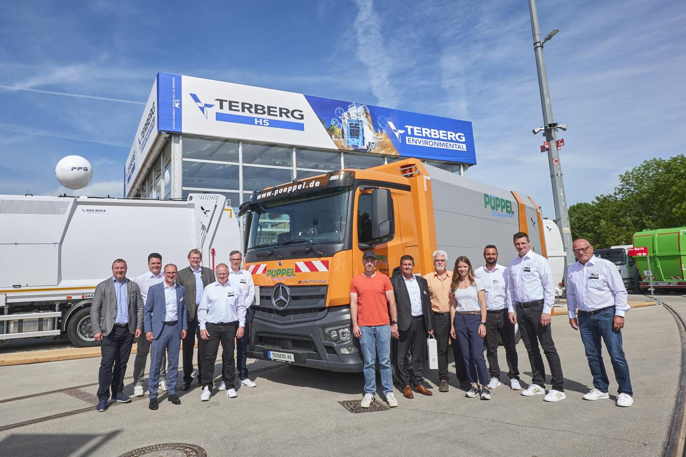 Firma Pöppel nimmt Mercedes-Benz eActros 300 auf der IFAT 2024 entgegen