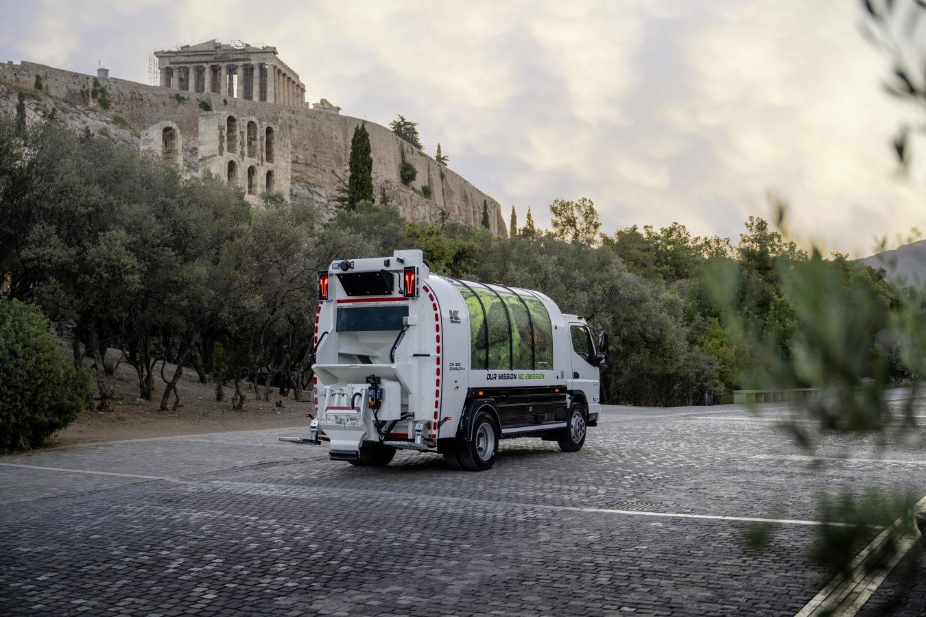 FUSO eCanter räumt auf: 89 batterieelektrische Lkw sammeln Abfall in Athen und Thessaloniki