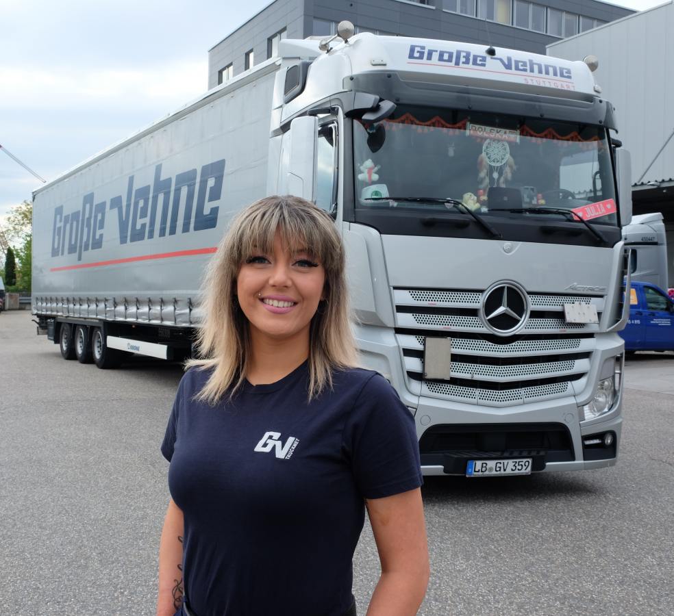 Berufskraftfahrerinnen sind immer noch eine Seltenheit – dafür ist Julia Lepek mit ihrem Mercedes-Benz Lkw umso begeisterter