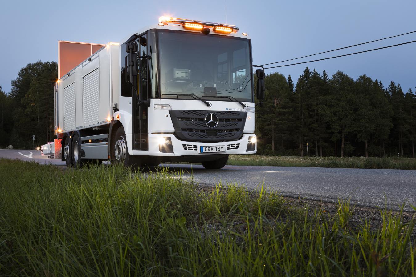 Mercedes-Benz eEconic: vollelektrischer Wegbereiter für Verkehrssicherheit in Stockholm