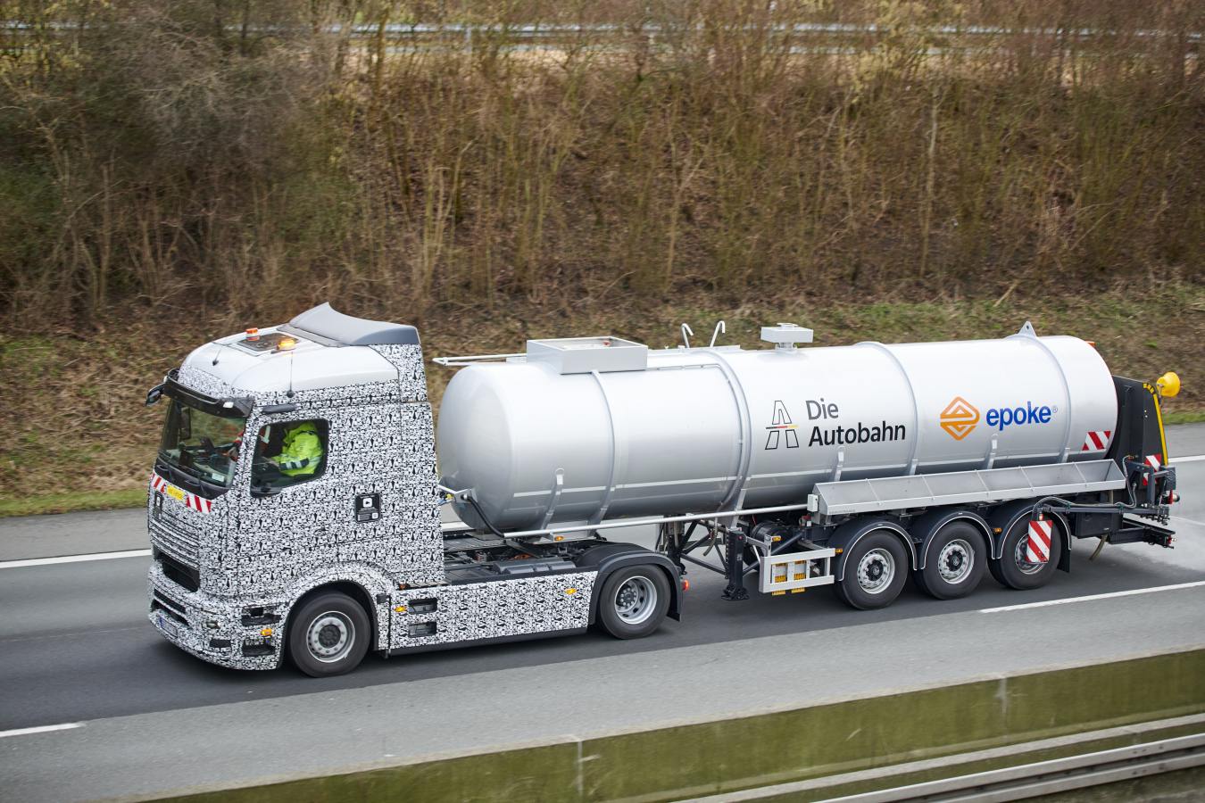 Mit Batterien gegen Schlitterpartien: E-Lkw von Mercedes-Benz Trucks bringt Sole auf Autobahn im Winterdienst aus