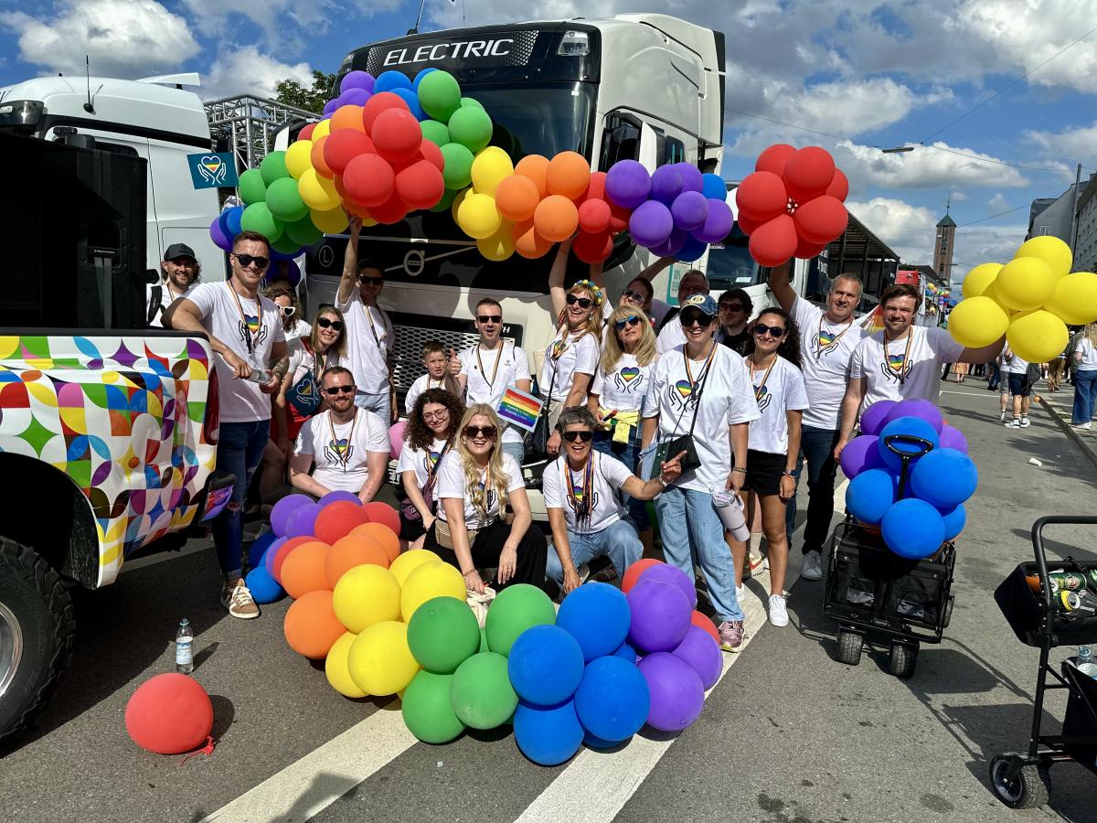 Volvo Trucks Mitarbeitende setzen starkes Zeichen für Toleranz und Vielfalt beim CSD 2024 in München