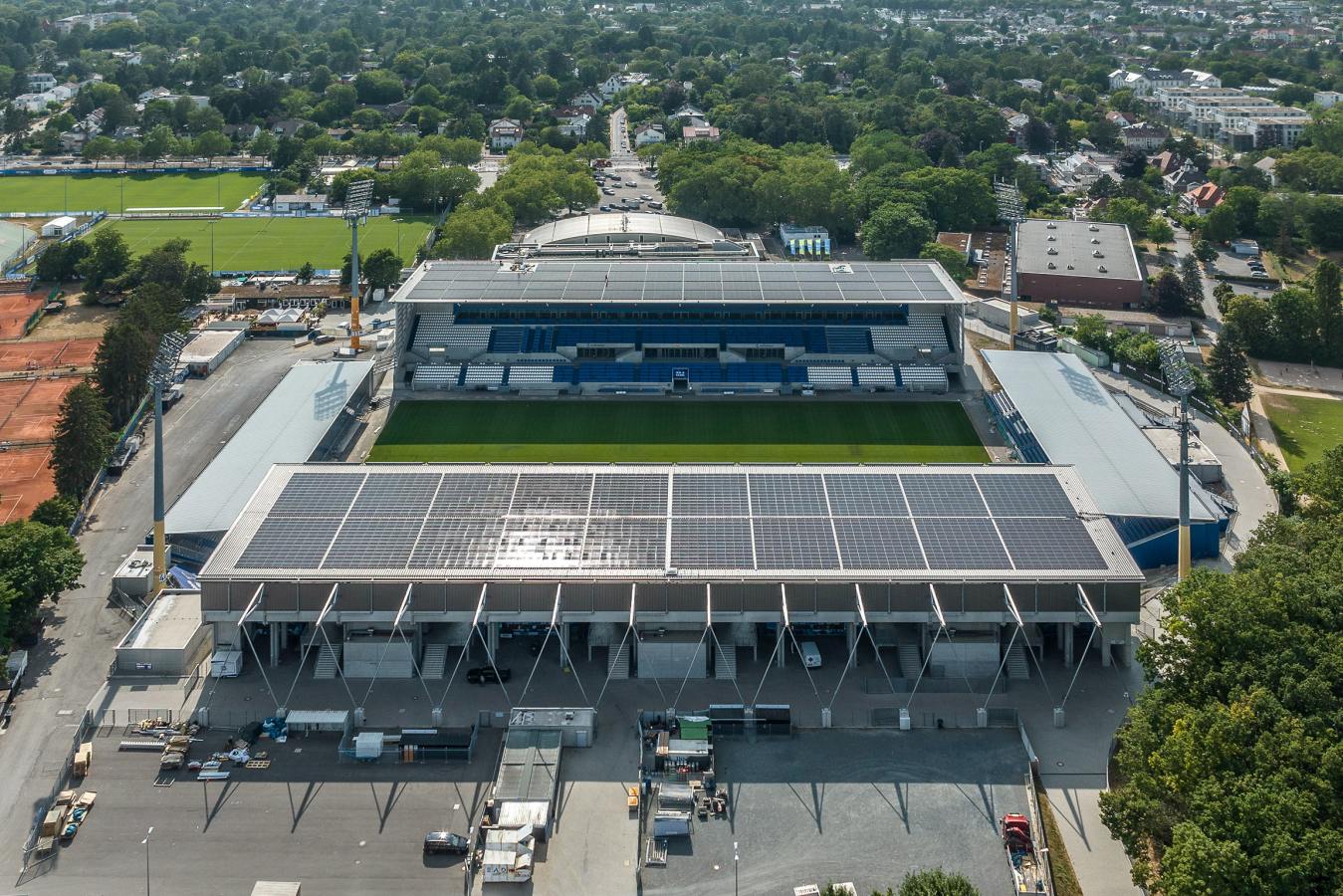 Darmstadt 98 und ENTEGA nehmen größte Photovoltaik-Anlage in Darmstadt in BetriebErneuerbare Energie entsteht auf den Dächern des Merck-Stadions am Böllenfalltor