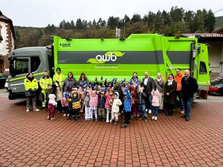 AWB-Abfallsammelfahrzeug besucht Kita Hardenburg - Image