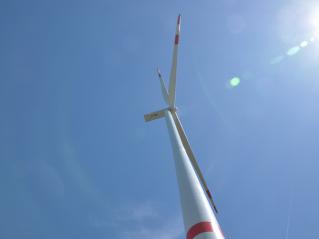 Der aktuell in Bau befindliche Windpark Reinhardswald wird jährlich voraussichtlich 315 Millionen Kilowattstunden Strom erzeugen und damit rund 105.000 Haushalte mit sauberem Strom versorgen können. Die ersten Anlagen stehen bereits. (Bild Städtische Werk