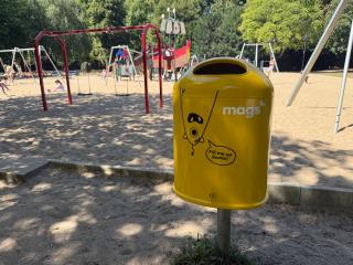 Bunte Metall-Mülleimer für den Volksgarten - Image
