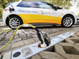 Bequemes Laden von E-Autos: erste Ladebordsteine Kassels in der Goethestraße