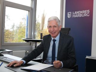 Landkreis Harburg: Vorbild mit Recyclingpapier - Image