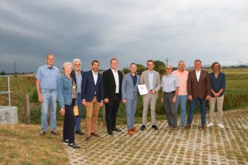 Staatssekretär Ruhl überreicht Förderbescheid für Regenrückhaltebecken in Steinbach (Taunus) - Image