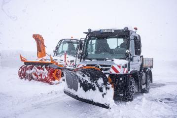 Mit dem Unimog gegen meterhohe Schneewände: