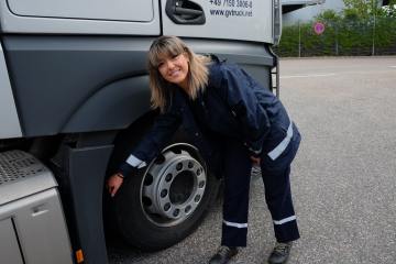 Berufskraftfahrerinnen sind immer noch eine Seltenheit – dafür ist Julia Lepek mit ihrem Mercedes-Benz Lkw umso begeisterter