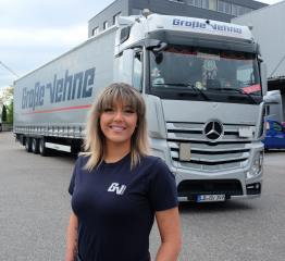 Berufskraftfahrerinnen sind immer noch eine Seltenheit – dafür ist Julia Lepek mit ihrem Mercedes-Benz Lkw umso begeisterter - Image