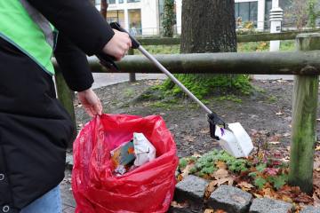 Bildunterschrift: Im Frühjahr ziehen in der gesamten Grafschaft Freiwillige los, um Natur und Wege von Müll zu befreien. Foto: AWB.