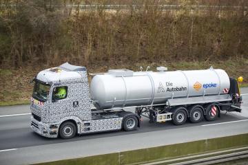 Mit Batterien gegen Schlitterpartien: E-Lkw von Mercedes-Benz Trucks bringt Sole auf Autobahn im Winterdienst aus - Image