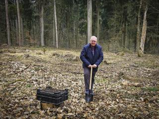 Im Einsatz auch für die Natur: Mit  der Forstbetriebsgemeinschaft Krumbach-Günzburg pflanzte Verkehrsunternehmer Josef Brandner bei Thannhausen knapp 1.100 Bäume.  Foto: privat