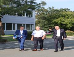 Bayerischer Innenminister Joachim Herrmann besucht REHAU-Standort in Erlangen