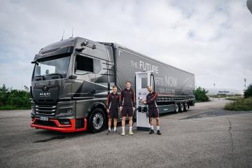 Bayern-Stars stellen mit Social-Media-Clip Ladepark-Projekt für eTrucks und eBusse an der Allianz Arena vor - Image